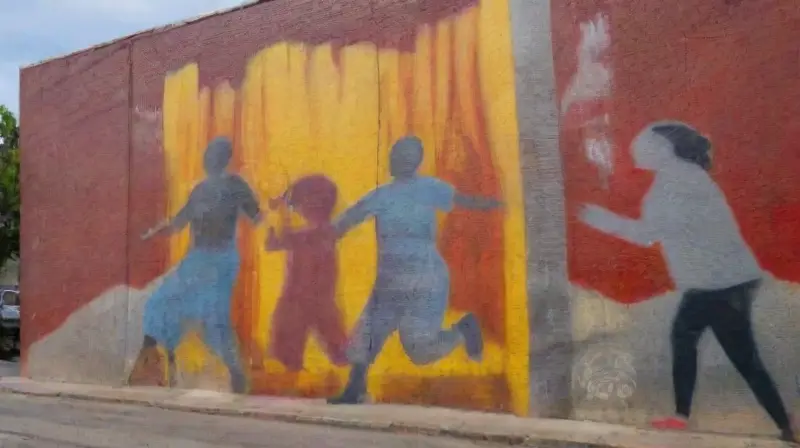 Mural vibrante que refleja esperanza y resistencia