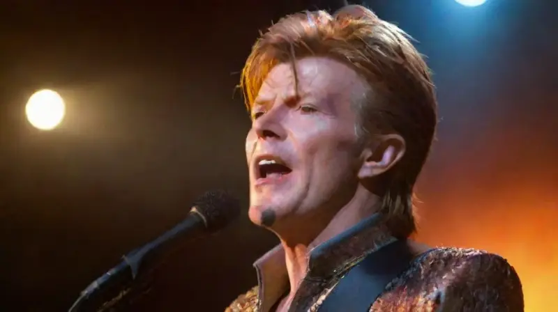 David Bowie brilla en un vibrante concierto