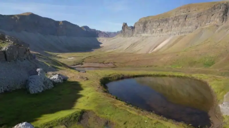 Paisaje montañoso con ríos y vegetación vibrante