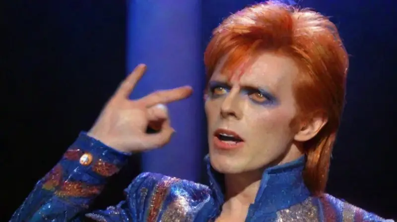 Ziggy Stardust brilla en glam rock vibrante