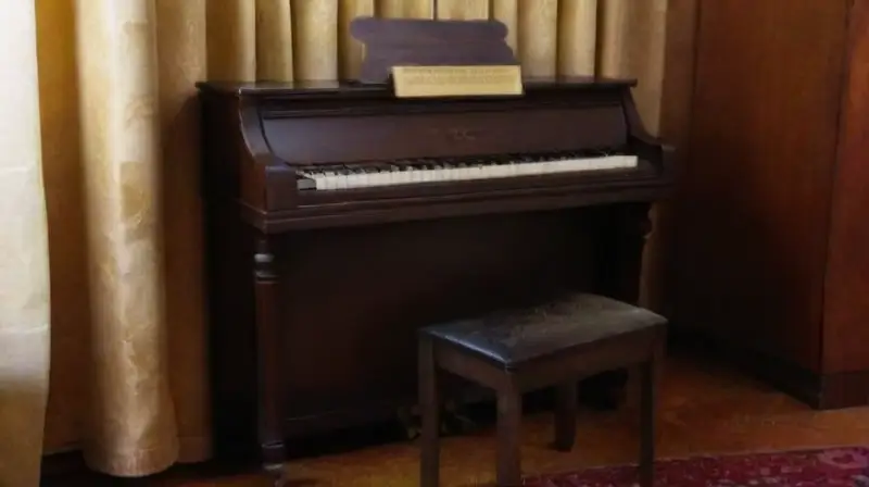 Piano antiguo y ambiente nostálgico musical