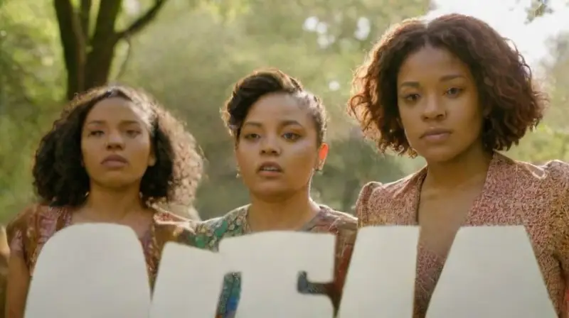 Mujeres unidas mostrando fuerza y diversidad